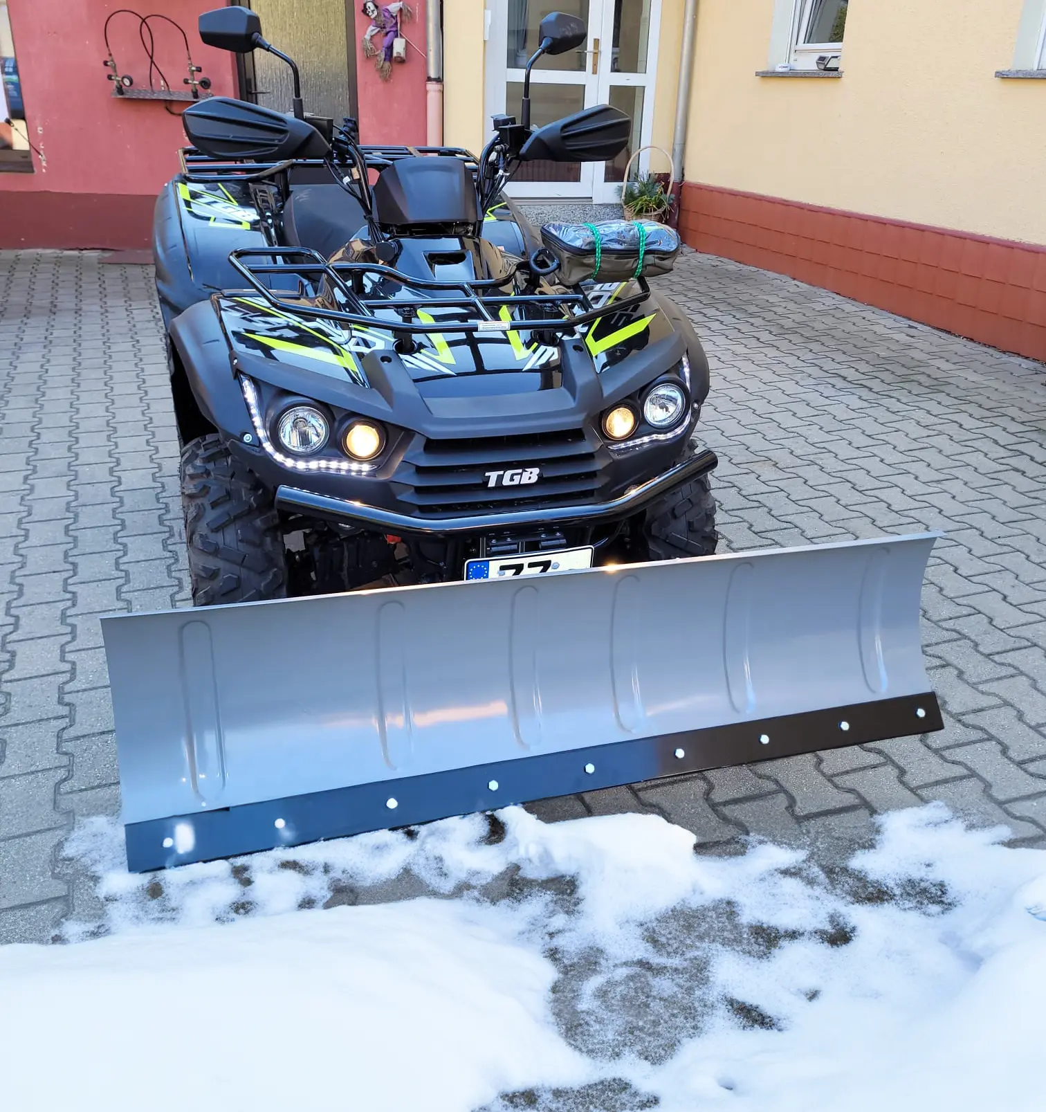 Schneeschiebearbeiten
Schneeräumung nach Bedarf
Schnee auf deinem Grundstück? Ein Anruf genügt und wir rücken aus. Egal ob Einfahrt oder große Fläche – wir machen den Weg frei.
