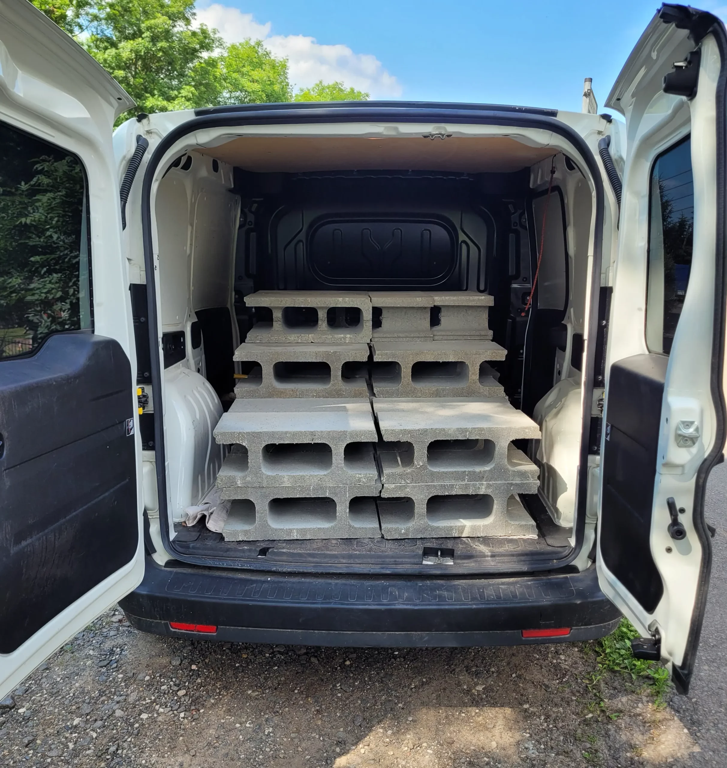 Kleintransporte
Fest und Schüttgut
Wir bringen’s sicher ans Ziel
Von Umzugskartons bis Schüttgut – wir transportieren alles bis 750 kg. Pünktlich und sorgfältig von A nach B.
